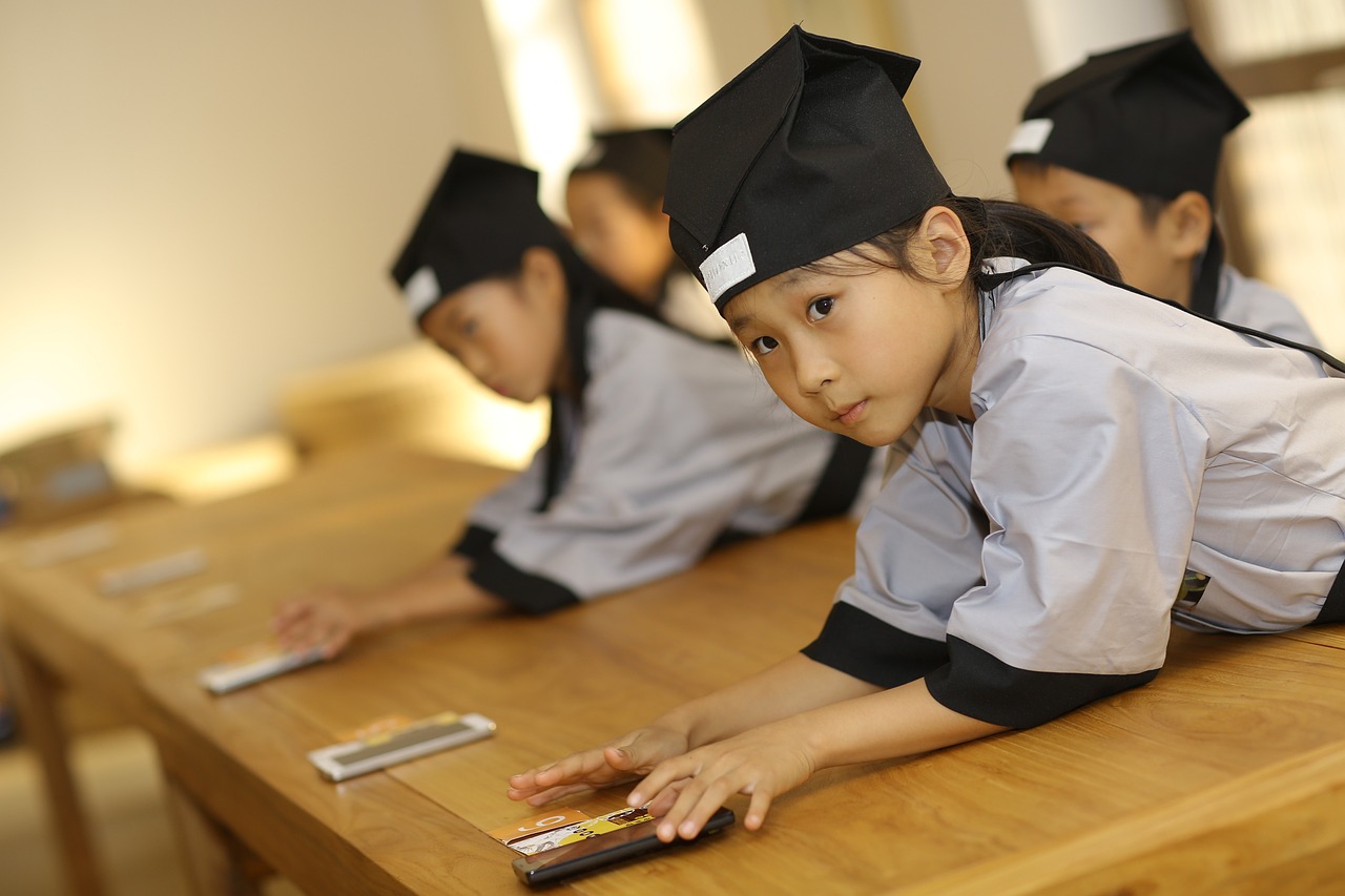 小学门口的温暖使者——学生志愿者